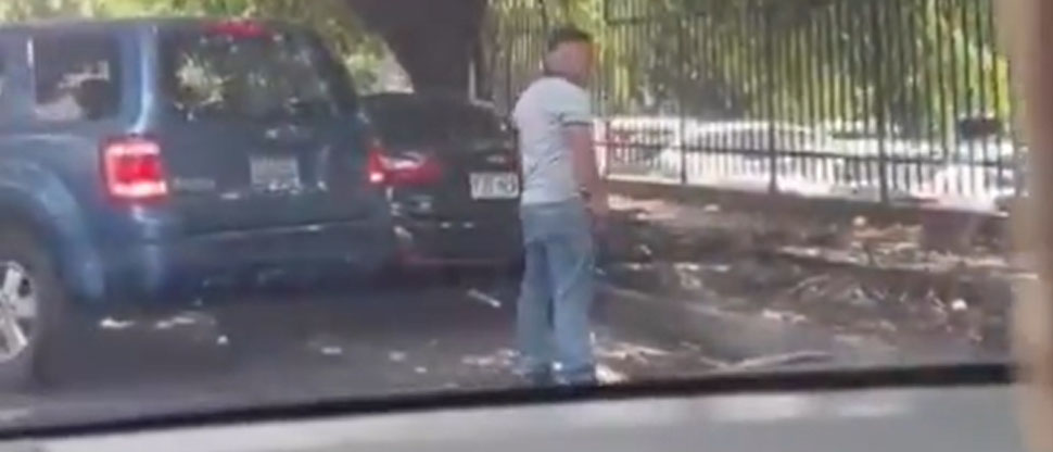 Hombre impide que camioneta se estacione porque “apartaba” el espacio para otro carro