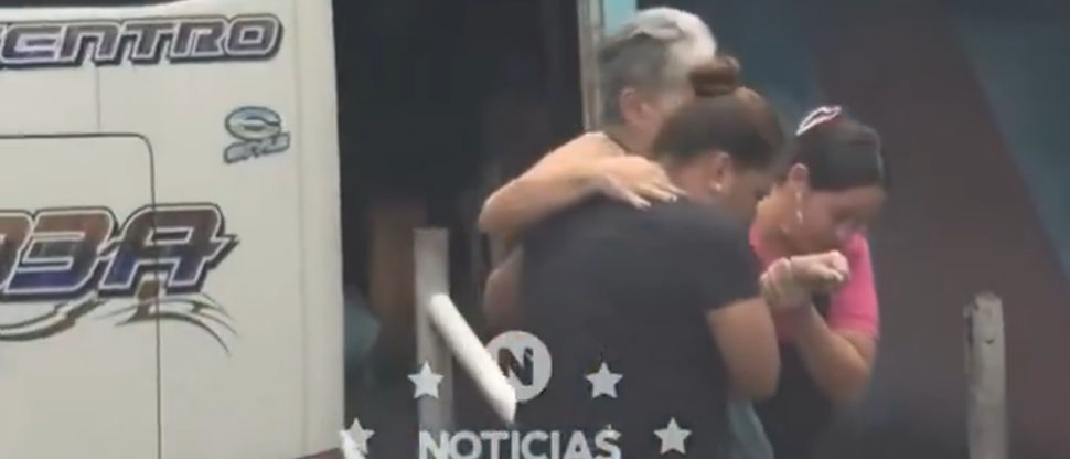 Microbusero provoca caída de abuelita al reiniciar la marcha de forma brusca