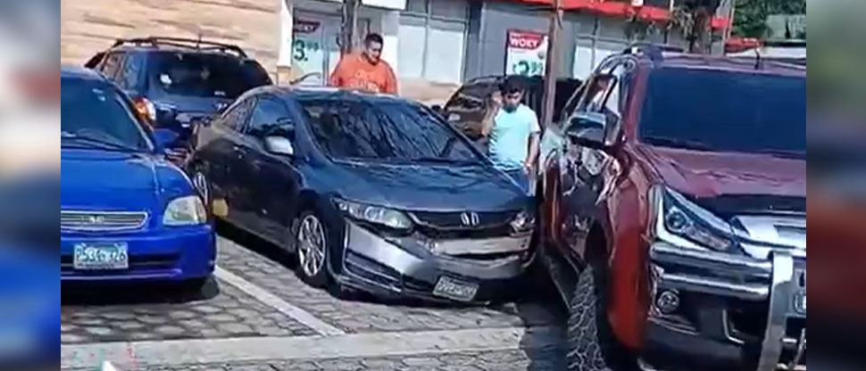 Conductor se pasa llevando el bumper de otro vehículo al intentar estacionarse en Soyapango
