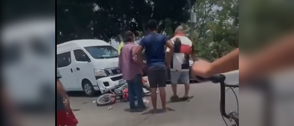 Motociclista en evidente estado de ebriedad sobrevive a fuerte choque con microbús 