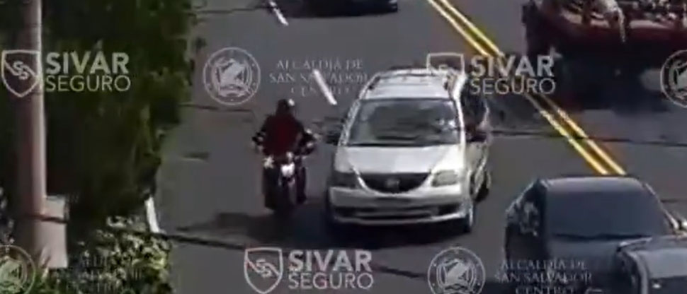 Captan a conductor chocando contra motociclista tras hacer giro imprudente