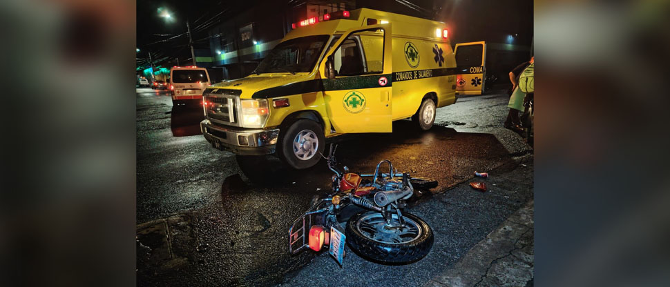 Automovilista choca contra motocicleta y escapa pero deja su placa frontal