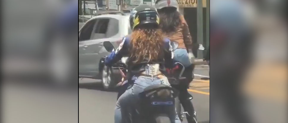 Viralizan video de motociclista circulando con sus placas guardadas en un lugar muy “peculiar”
