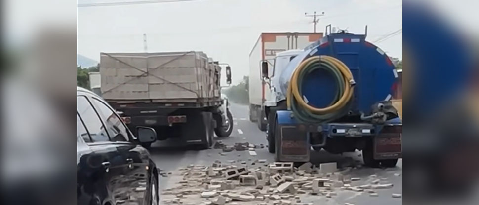 Motorista de rastra que transportaba bloques pierde la carga por conducir imprudentemente 