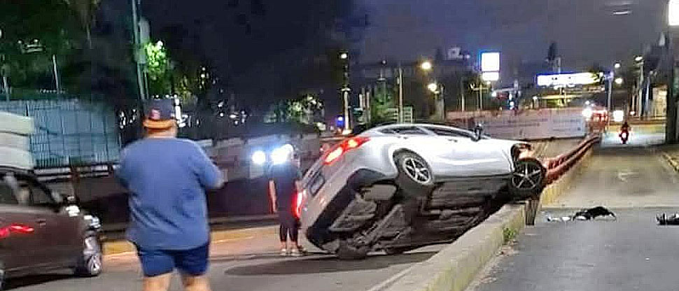 Conductor termina empotrado en el separador del paso a desnivel de la Alameda Roosevelt