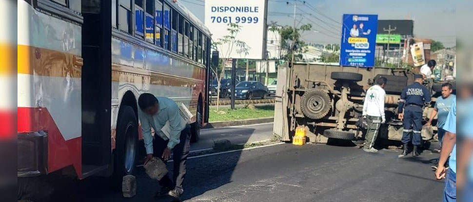 Vehículo vuelca tras aparatoso accidente en bulevar del Ejército