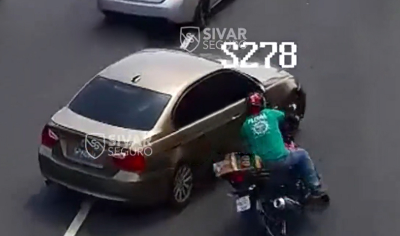 Vehículo particular invade carril de motociclista y provoca accidente en Los Próceres