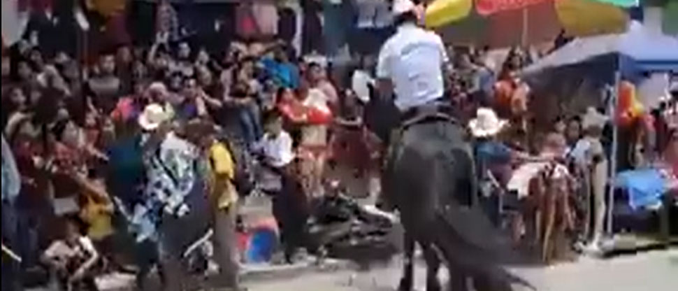 Caballo embiste a espectadores de desfile en Huehuetenango, Guatemala
