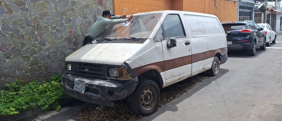 Advierten a dueño de carro abandonado en la residencial Santa Teresa que lo retire de la senda
