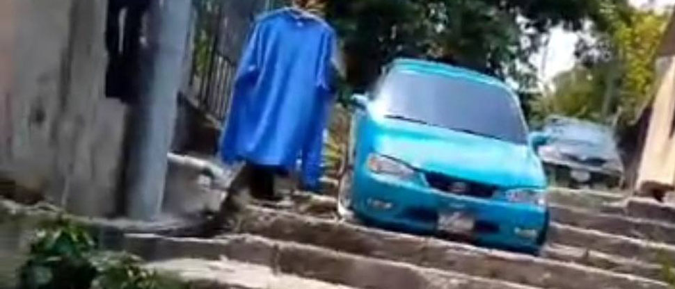 Ebrio maneja sobre las gradas en colonia de Ayutuxtepeque y se queda dormido