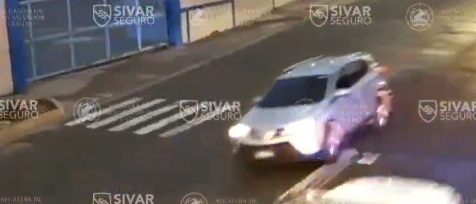 Captan instante cuando camioneta se sube a separadores de carril frente al estadio Cuscatlán