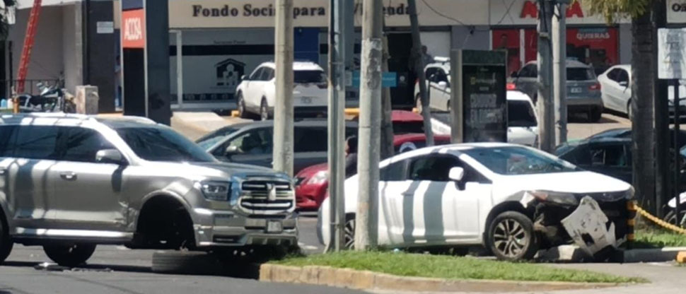 Carro particular termina sobre la acera tras choque con una camioneta en el Paseo General Escalón 
