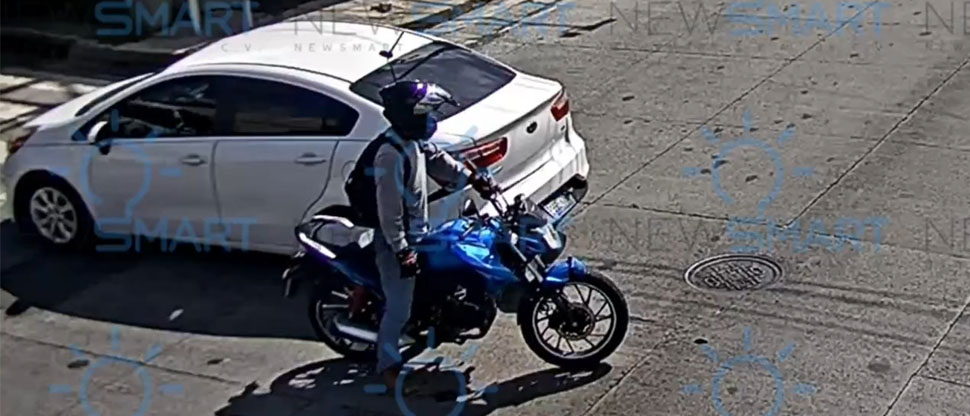 Captan instante cuando motociclista se va a detener en carro particular en Santa Tecla