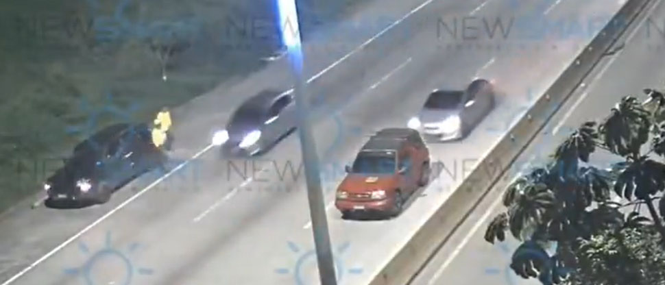 Distracción al volante causa choque entre carro y camioneta con desperfectos mecánicos 