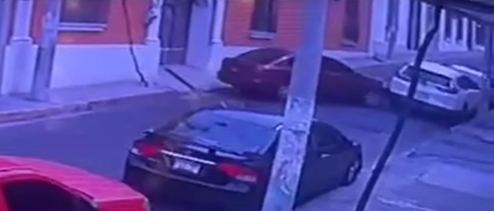 Buscan a conductor que chocó contra camioneta y no se hizo responsable de los daños