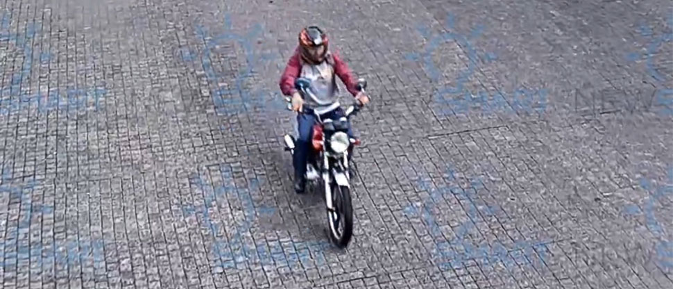 Captan impactante choque entre motociclista y camioneta en Santa Tecla