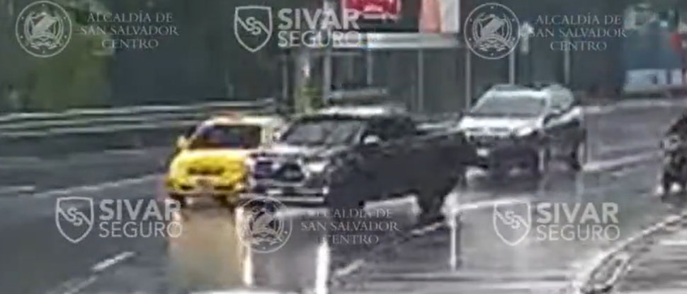 Imprudencia al cambiar carril provoca choque entre pick up y taxi en el redondel Masferrer