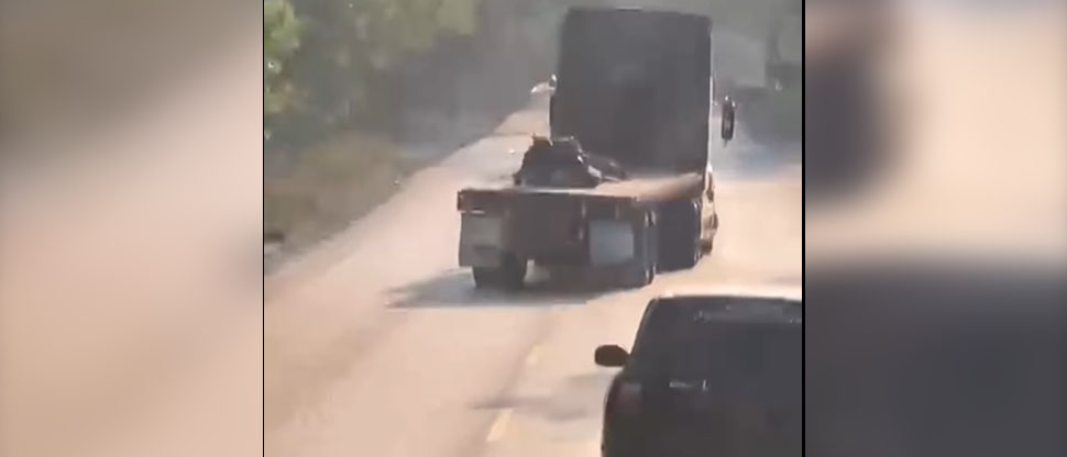 Captan instante cuando rastra invade carril y choca contra otro tráiler en Guatemala