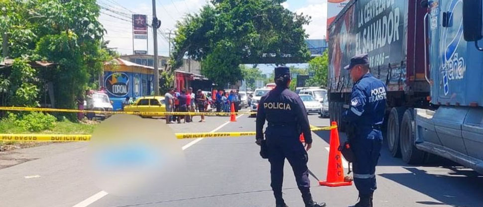 Ciclista invade carril y fallece tras ser atropellado en el redondel Claudia Lars