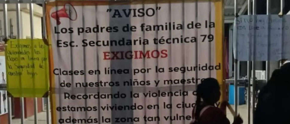 Padres cierran bachillerato exigiendo clases virtuales debido a la violencia en Culiacán
