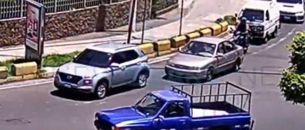 Automovilista no levanta la vista y provoca choque en el redondel El Platillo