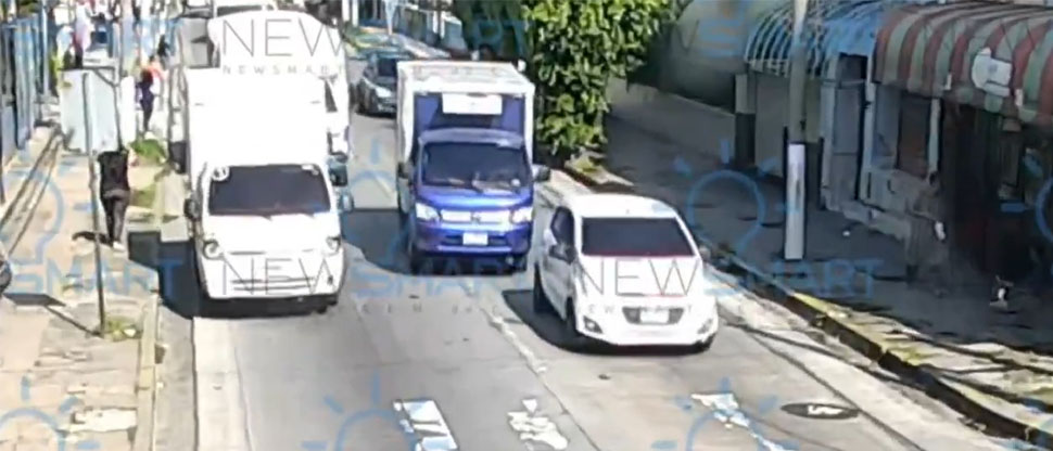 Motorista «calcula mal» y provoca choque entre camiones en el centro de Santa Tecla