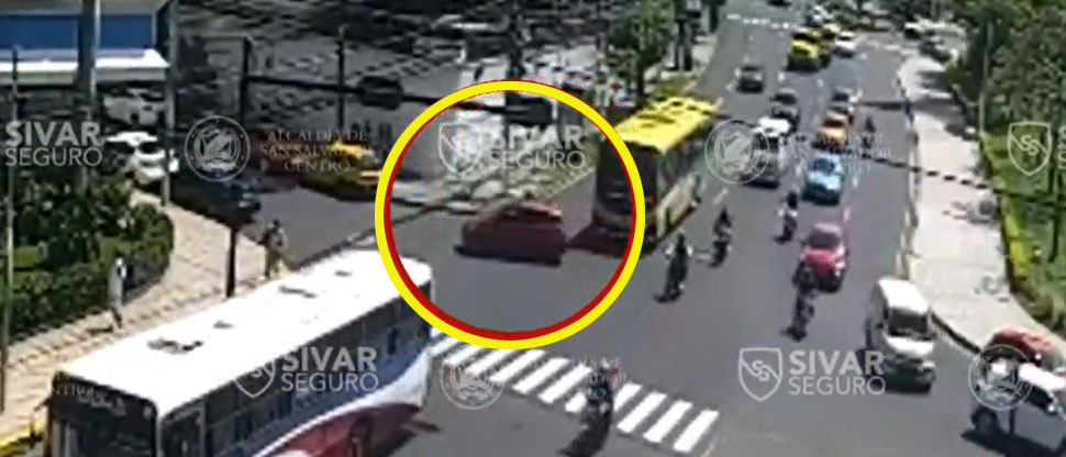 Captan instante cuando automovilista choca contra motociclista por hacer giro imprudente