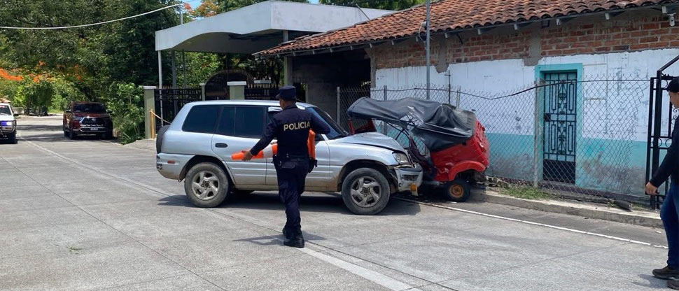 3 personas que viajaban en mototaxi resultan lesionadas tras ser embestidas por camioneta