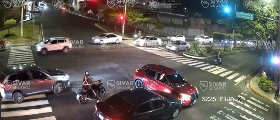 Ignorar la luz roja del semáforo provoca nuevo choque en calle Motocross y bulevar Constitución