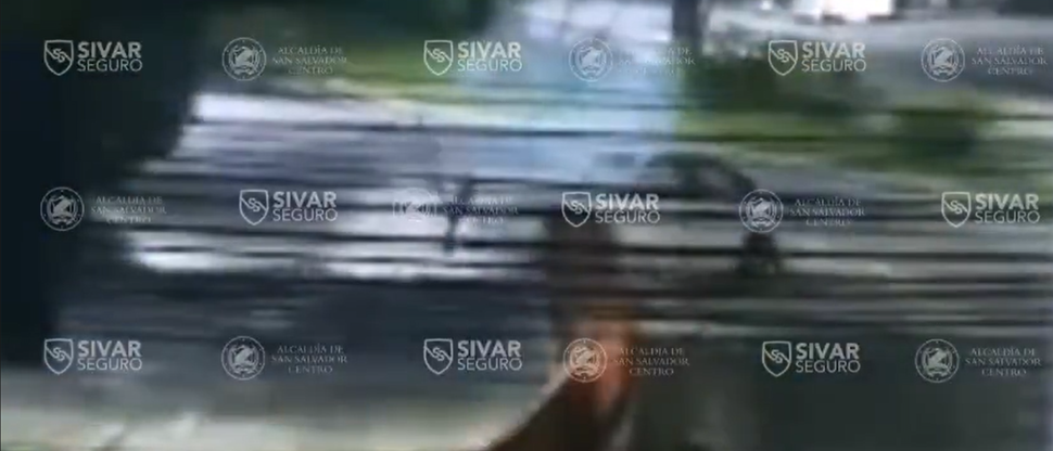Este es el instante cuando automovilista choca contra barrera de seguridad en el redondel Constitución