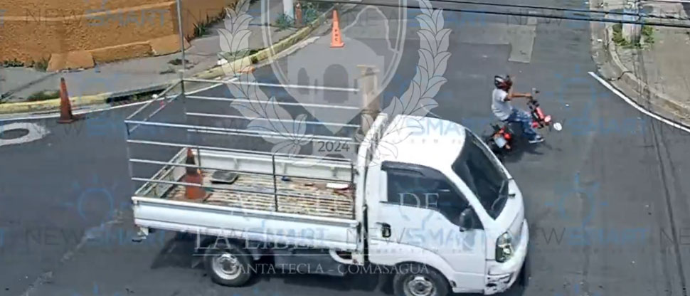 Captan momento cuando motociclista choca y casi queda debajo de camión en Santa Tecla