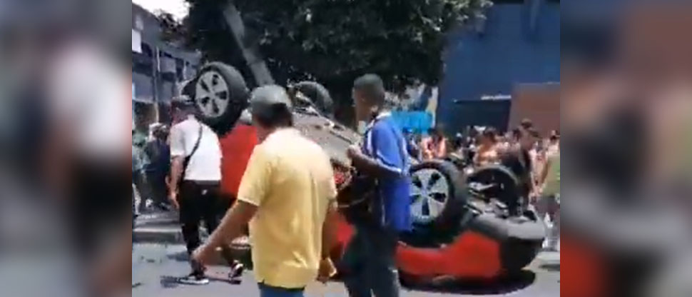 Kia Soul vuelca tras chocar con carro particular cerca del mercado excuartel