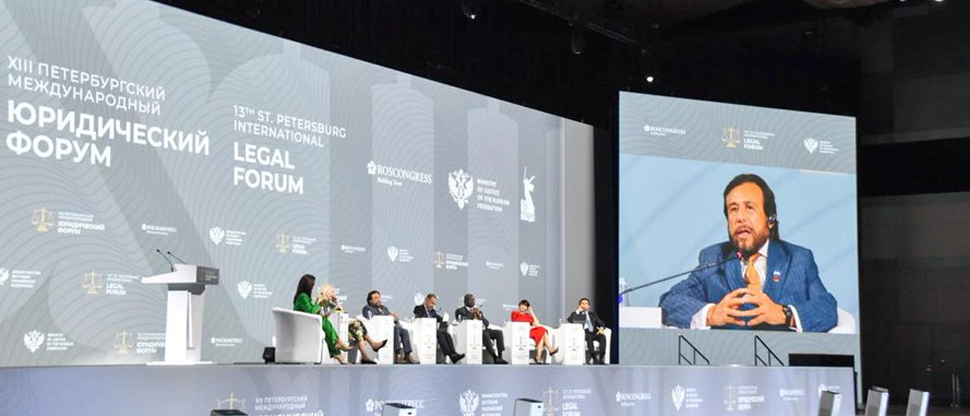 Vicepresidente comparte experiencia salvadoreña en el panel “Lessons of the Past for the World of the Future”