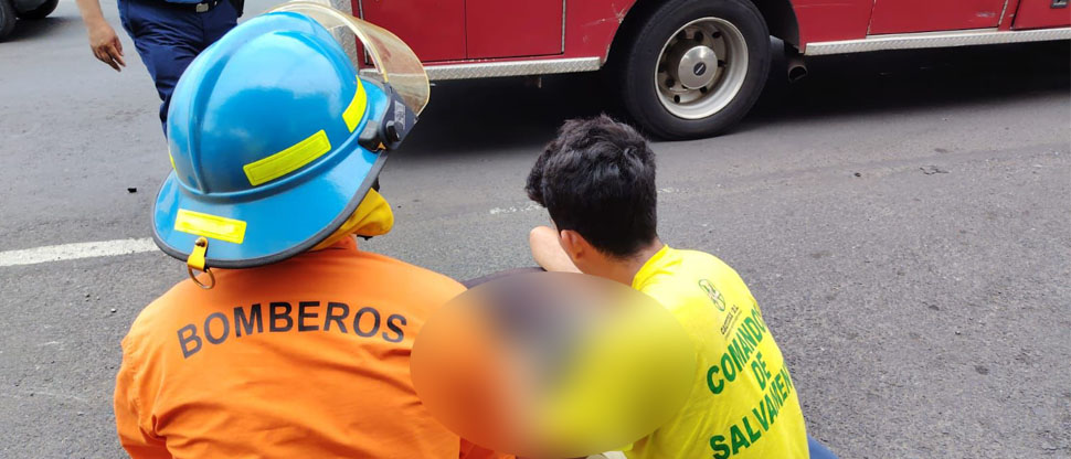Peatón sufre fracturas en brazo y pierna izquierda tras ser atropellado por motociclista