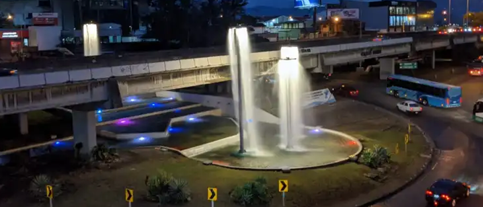 Captan instante cuando mujer se arroja de paso a desnivel en capital de Costa Rica 
