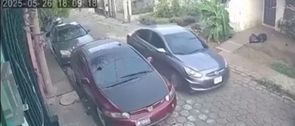 Buscan a automovilista que le arrancó el bumper a otro carro estacionado en la orilla de la calle