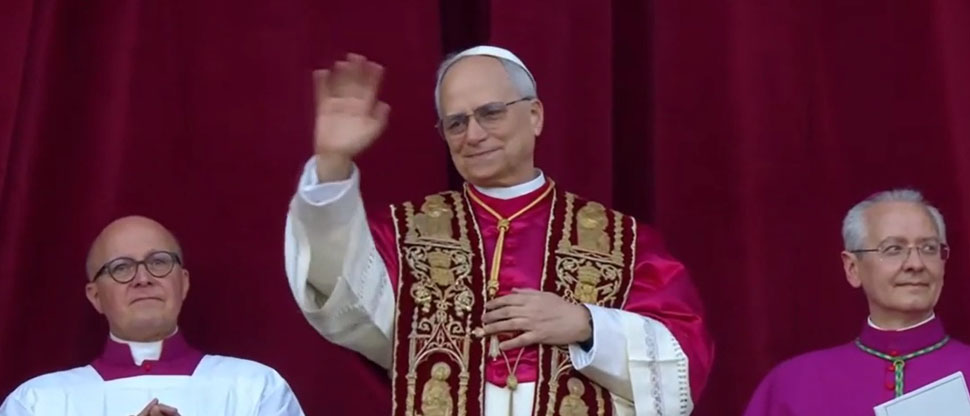 Así fue el momento cuando el nuevo papa León XIV saluda a los fieles en la plaza de San Pedro