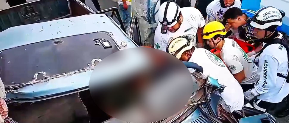 Publican video de los angustiosos momentos cuando socorristas liberaban a conductor atrapado tras choque 
