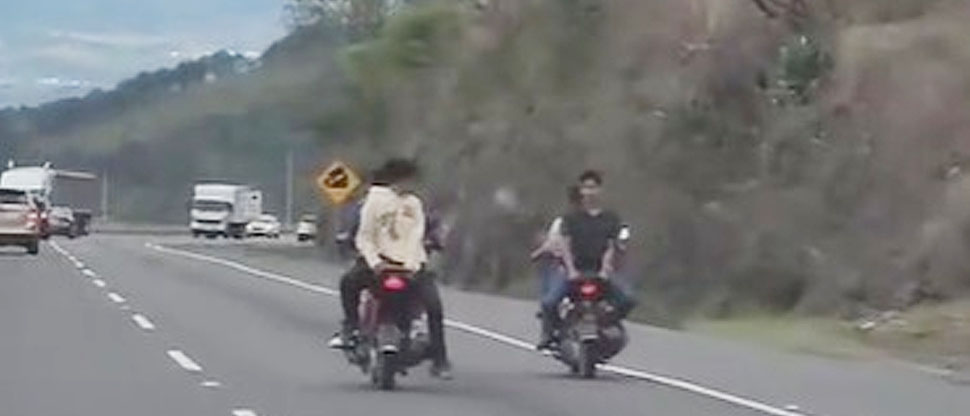 Jóvenes viajan de espalda en motocicletas y sus inventos casi terminan en accidente