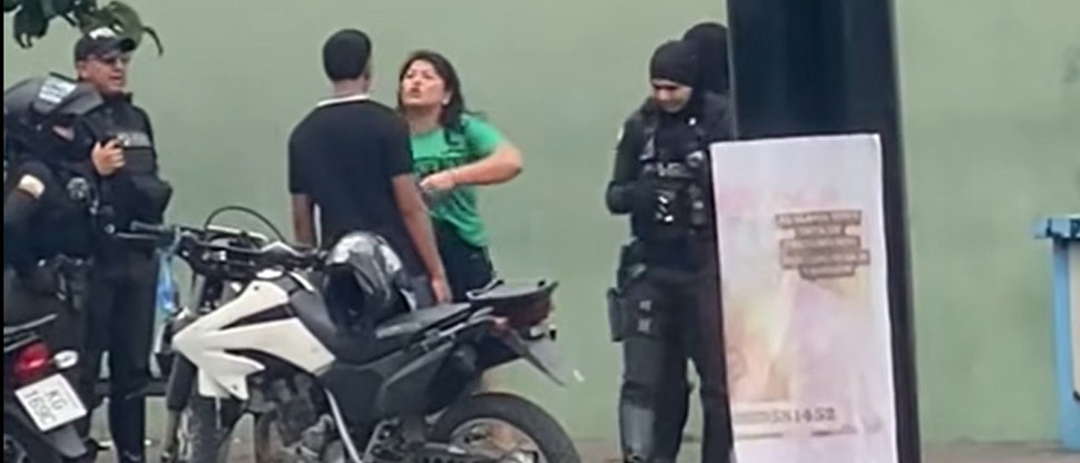 Viralizan video de policías permitiendo que madre corrija a “cinchazos” a su joven hijo