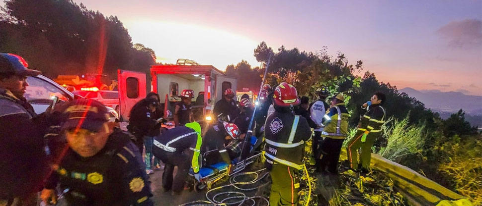 Microbús con trabajadores de Salud cae al fondo de barranco en Chimaltenango, Guatemala