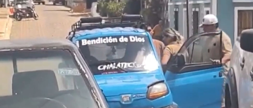 Supuestos problemas de pareja acaban en pelea captada en las calles de Ataco