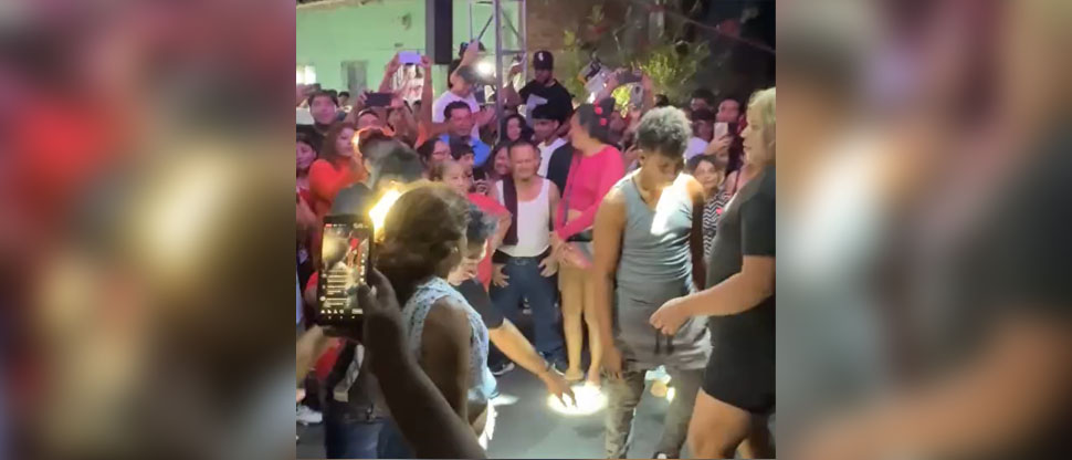 Viralizan video de jóvenes bailando y simulando tener “intimidad” en un carnaval