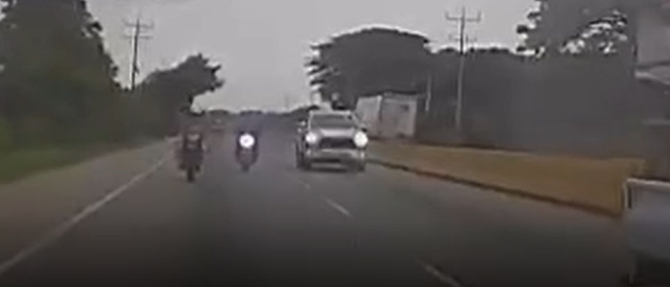 Captan a motorista de pick up conduciendo de forma peligrosa en carretera a Acajutla