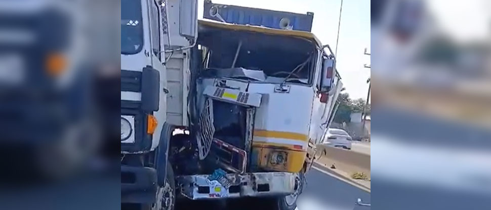 Conductor de rastra y camión provocan fuerte choque en carretera a Sonsonate
