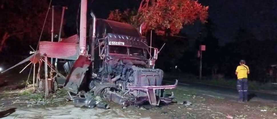 Rastra choca contra poste del tendido eléctrico en carretera Panamericana