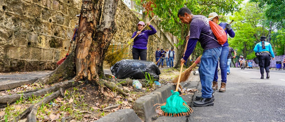 Recogen basura arrojada en las calles de San Salvador tras marcha del 1 de Mayo