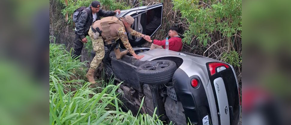 Conductor de Kia Soul se queda dormido en la carretera de Oro y se sale de la vía 