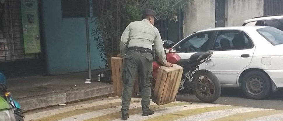 Retiran obstáculos de las avenidas San Isidro y La Victoria de Santa Tecla