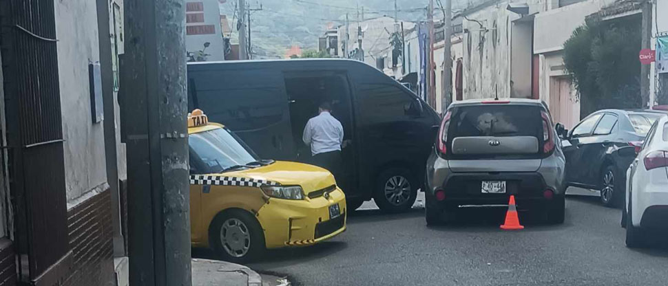 Kia Soul y microbús protagonizan choque en el centro de Santa Ana